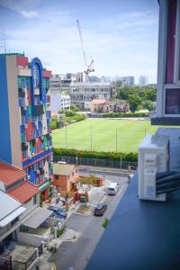 新加坡Darlene Hotel的享有带棒球场的城市美景