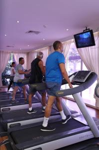 锡特拉阿尔班德尔度假酒店的一群人在健身房的跑步机上行走