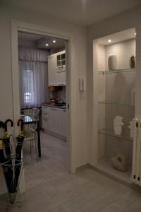 佩鲁贾GIGLIARELLI AD MAISON的厨房配有白色橱柜和桌椅