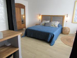 维讷伊Les Bordes的一间卧室配有一张带蓝色床罩的床
