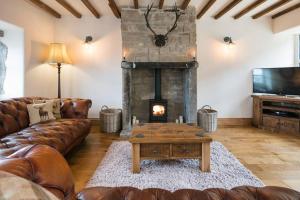 哈沃斯Stunning Blackberry Cottage with Log Burner - located on Haworth Main Street的带沙发和壁炉的客厅