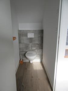 维讷伊Les Bordes的一间位于客房内的白色卫生间的浴室