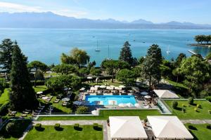 洛桑洛桑美岸皇宫大酒店的享有带游泳池的度假村的空中景致