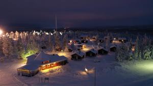 AavasaksaAava Sky Village Aurinkomaja的夜间从空中欣赏积雪覆盖的村庄