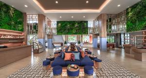 波普托Bandara Resort and Spa, Samui的大堂,设有蓝色的沙发和桌子