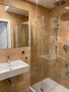 尤斯托尼莫斯基Apartament na Klifie DUNE的一间带水槽和淋浴的浴室