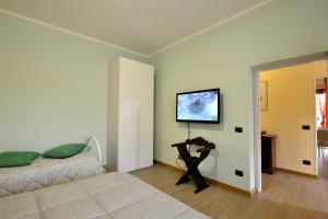 佩鲁贾Casa Malìca的卧室配有一张床,墙上配有电视