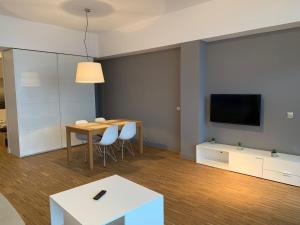 尤斯托尼莫斯基Apartament na Klifie DUNE的客厅配有桌子和电视