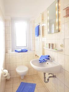 于斯德Hotel-Pension Peterhof的白色的浴室设有水槽和卫生间。