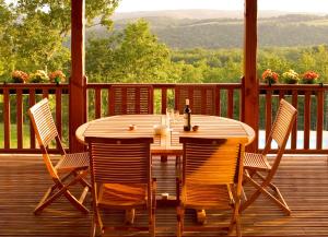 Lachapelle-Auzac苏雅克高尔夫乡村俱乐部公寓酒店的木制甲板上的木桌和椅子
