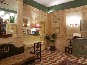 博洛尼亚德拉佩里旅馆的客厅配有沙发和桌子