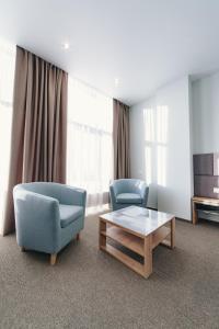 伊热夫斯克依兹酒店的客厅配有两把椅子和一张茶几