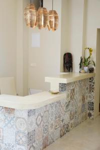 普里莫尔斯科Ashram Hotel的一间带瓷砖柜台的浴缸的浴室