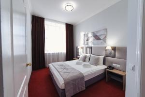 伊热夫斯克依兹酒店的酒店客房设有床和窗户。