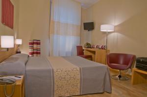 卡利亚里意大利酒店的配有一张床和一把椅子的酒店客房