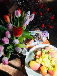 Olne奥克斯库特波尼尔斯住宿加早餐旅馆的一张桌子,上面有一盘水果和花瓶