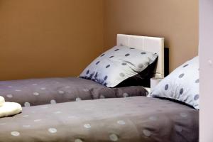 奥西耶克Station的一间卧室配有两张带枕头和镜子的床