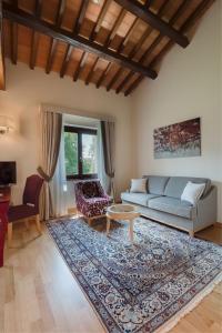 乔治堡Borgo La Chiaracia Resort & SPA的客厅配有沙发和桌子