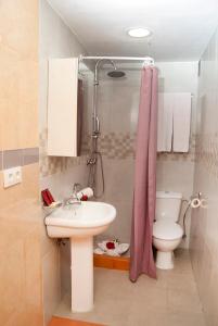 贝赫尔-德拉弗龙特拉Hostal Batato的一间带水槽和卫生间的浴室