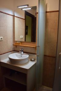 阿拉色那莫利诺德尔邦博乡村旅馆的浴室配有盥洗盆和带镜子的淋浴