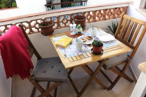 拉戈斯Cubo的阳台上配有带食物的木桌