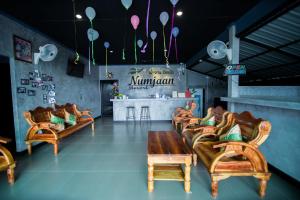 甲米镇Numjaan Resort的一间带沙发和桌子的餐厅以及一间酒吧