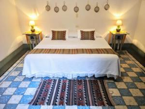 瓦哈卡市El Diablo y la Sandia B&B的一间卧室配有一张带2个床头柜的大床