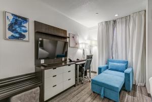 多伦多EST Hotel的酒店客房配有书桌和蓝椅