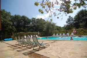Medven西尼亚维尔生态酒店的一组椅子坐在游泳池旁