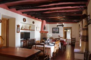 卡皮雷拉Manzanilla Real的餐厅设有1间带桌椅的用餐室