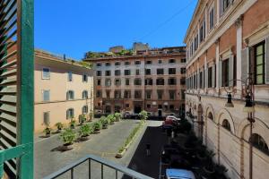 罗马Piazza Venezia Grand Suite的城市街道景观,建筑