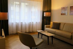 苏黎世Zurich Furnished Homes的客厅配有沙发和桌子