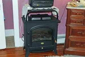 加利纳Belle Aire Mansion Guest House的客房内的黑色炉灶和壁炉