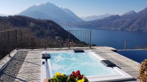 佩尔莱多Villa Silvi piscina sauna e hot tub的享有湖泊和山脉景致的游泳池