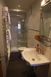 梅尔斯堡海滨长廊酒店的一间带水槽、淋浴和卫生间的浴室