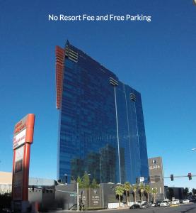 拉斯维加斯Suites at Elara Las Vegas Strip-No Resort Fees的一座高大的蓝色建筑,有很多窗户