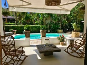戛纳Villa Riviera的一个带两把椅子和一张桌子的游泳池