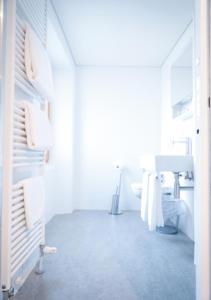 艾罗洛Bed&Bike Tremola San Gottardo的白色的浴室设有水槽和镜子