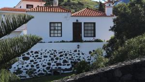 马佐LA CASITA DEL JEBRERO的白色的石墙房子