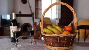 马佐LA CASITA DEL JEBRERO的桌上一篮水果和一瓶葡萄酒