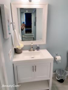巴尔的摩EN SUITE NEXT TO FELLS POINT的浴室设有白色水槽和镜子