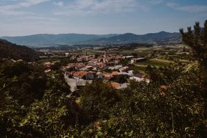 维帕瓦Kmetija Tomažič vinska klet - winery的山地山谷中的小镇