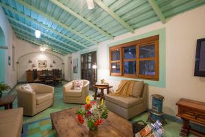 拉巴斯Casa Abuelita: An exquisite, historic La Paz home的带沙发和桌子的大客厅