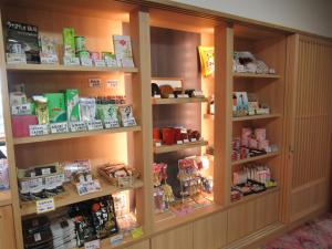 松江市榆科苏腾旅馆的架子上装满了许多产品的商店