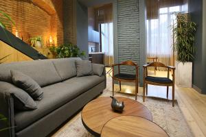 第比利斯Paskunji Residence的客厅配有沙发和桌椅
