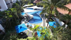 沙努尔巴厘岛沙努尔普莱姆广场套房酒店的享有度假村游泳池的顶部景致