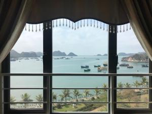 吉婆岛吉婆岛海景酒店的享有水景的窗户