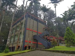 巴图拉登Surya Hotel & Resort的前面有滑梯的建筑