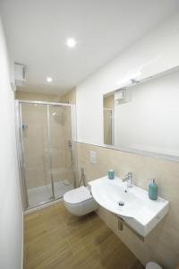 布林迪西B&b 20.09的浴室配有白色水槽和淋浴。