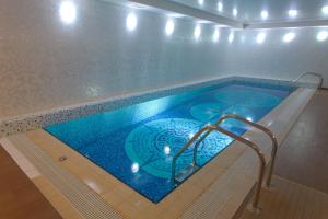 喀山哈雅尔酒店的一个带热水浴缸的游泳池